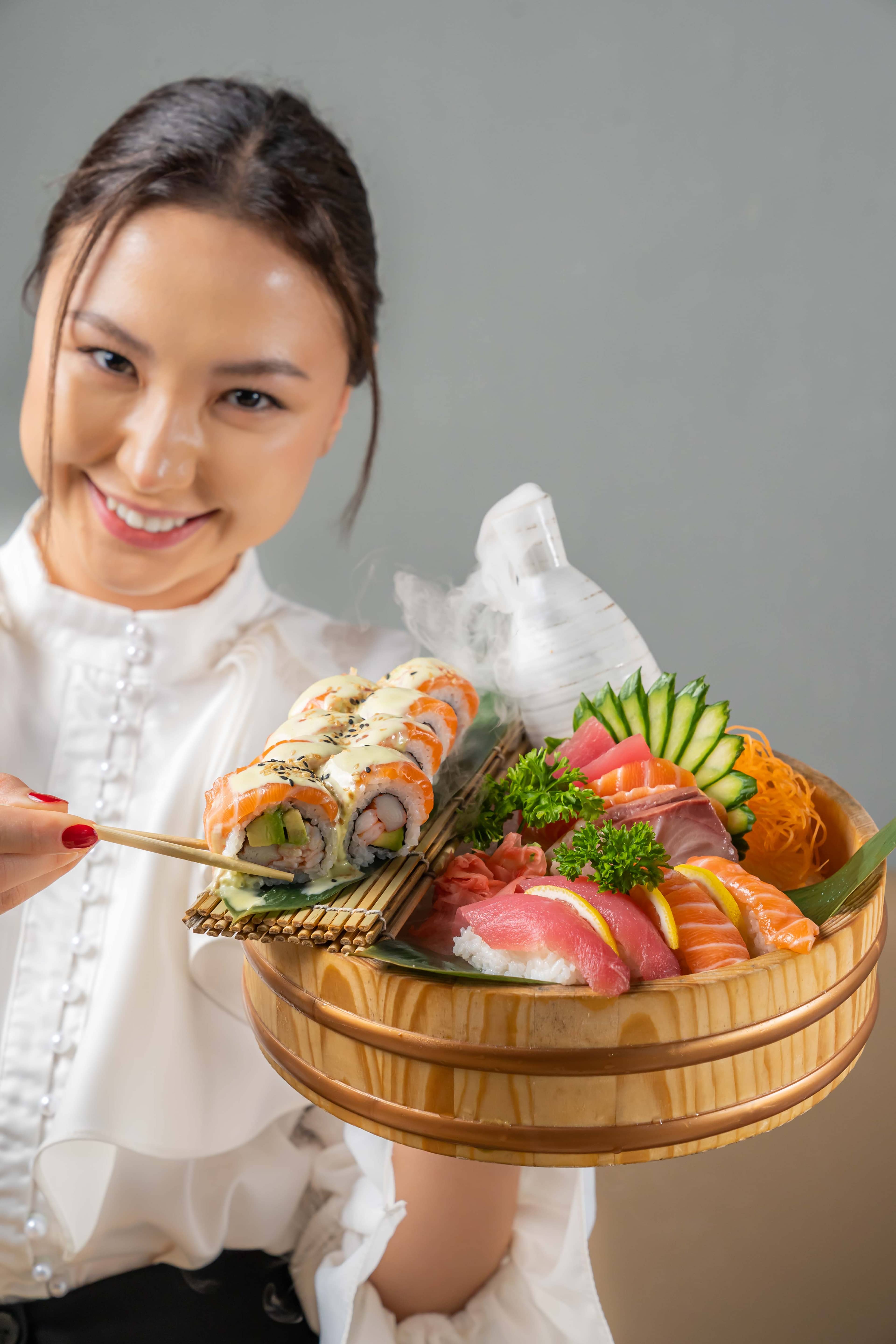 A Yee Hwa server presenting a sushi platter